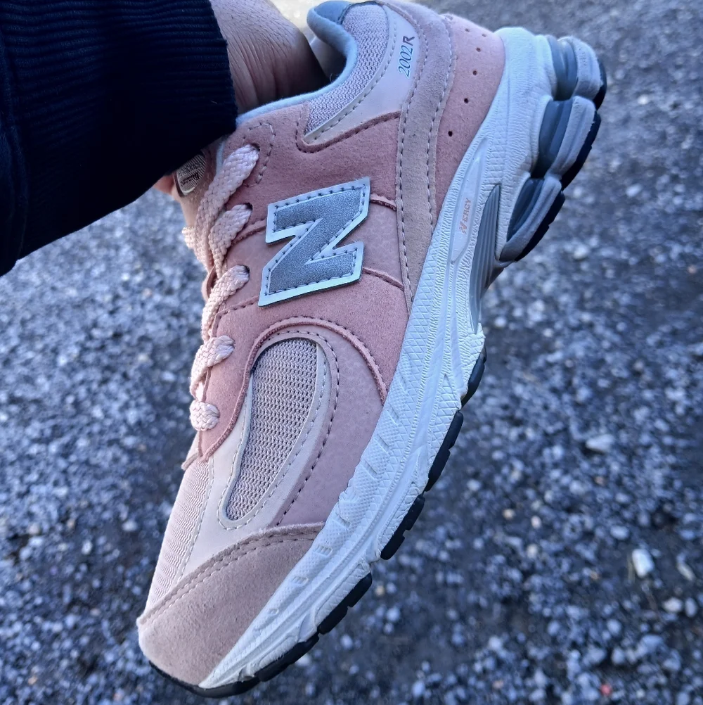 New Balance 2002R Rugged/Lifestyle Athletic Shoes Size 2 Youth for Girls